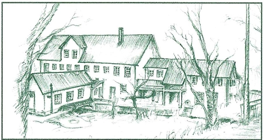 Eine skizzenartige Zeichnung zeigt ein ländliches Haus mit Nebengebäuden und Bäumen im Hintergrund.