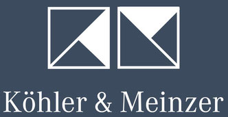 Zwei weiße, überkreuzte Quadrate auf blauem Hintergrund mit der Schrift "Köhler & Meinzer" darunter.